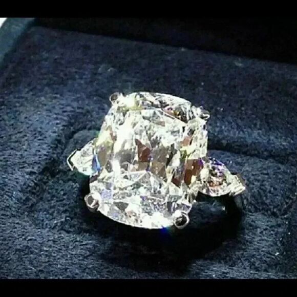 Amazing Woman’s White Sapphire Engagement Ring - Picture 3 of 6